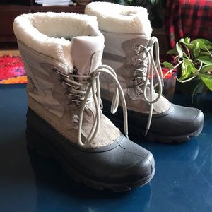 Super cute, insulated snow boots in good condition
